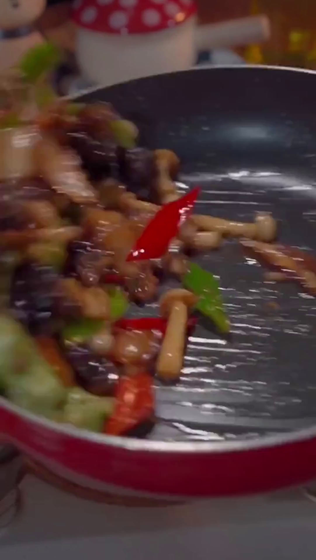 香茹木耳炒肉:简单几步,让你的餐桌上添一道超下饭好菜!