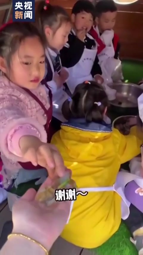 萌娃变“大厨”!幼儿园都搞职业化了?