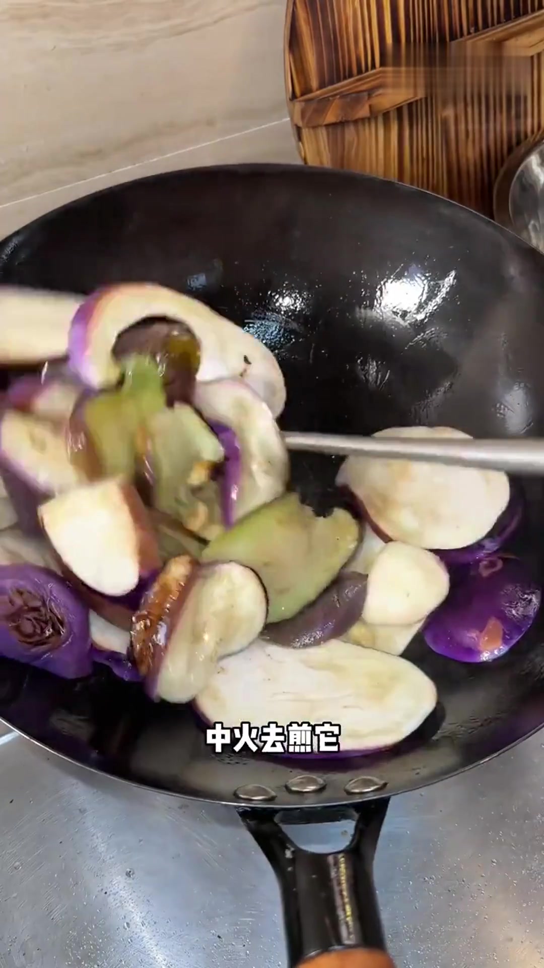 农家风味茄子:素中带荤,辣炒新宠,绝妙下饭之选
