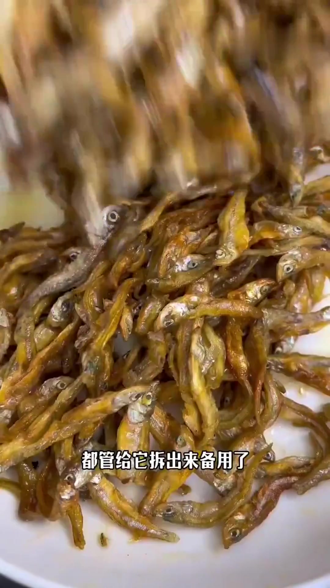 辣椒炒小鱼:简单美味的家常菜,让你回味无穷!