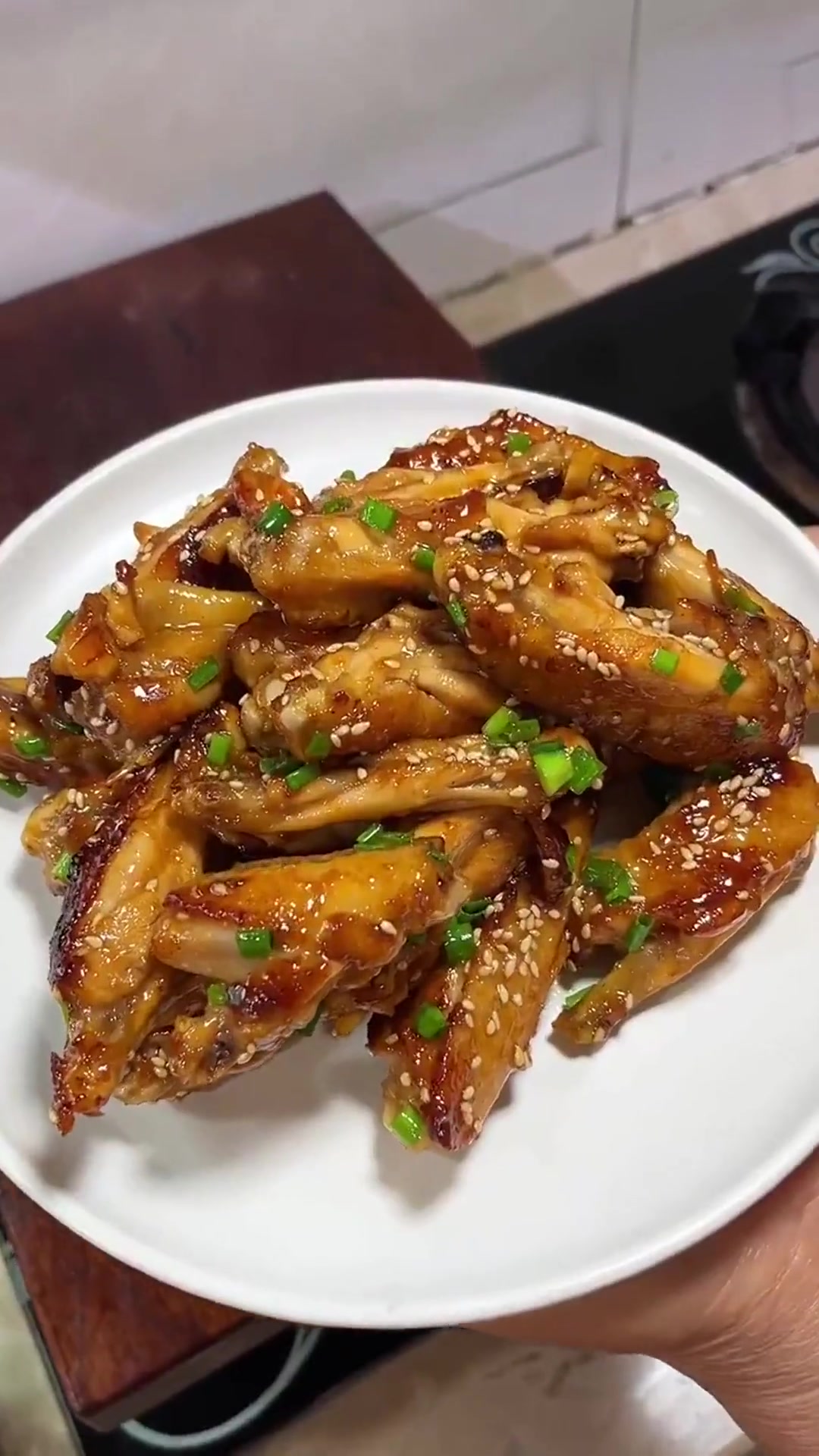 葱香四溢,鲜嫩多汁:妈妈的秘制葱油鸡翅等你来尝!