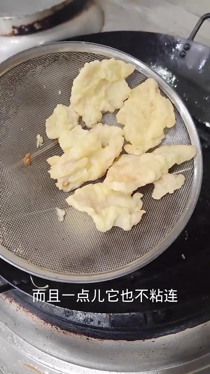 东北特色锅包肉 外酥里嫩 烹饪方法有技巧 菜品特点 几个小时不回软 而且肉片里边是嫩的 炸