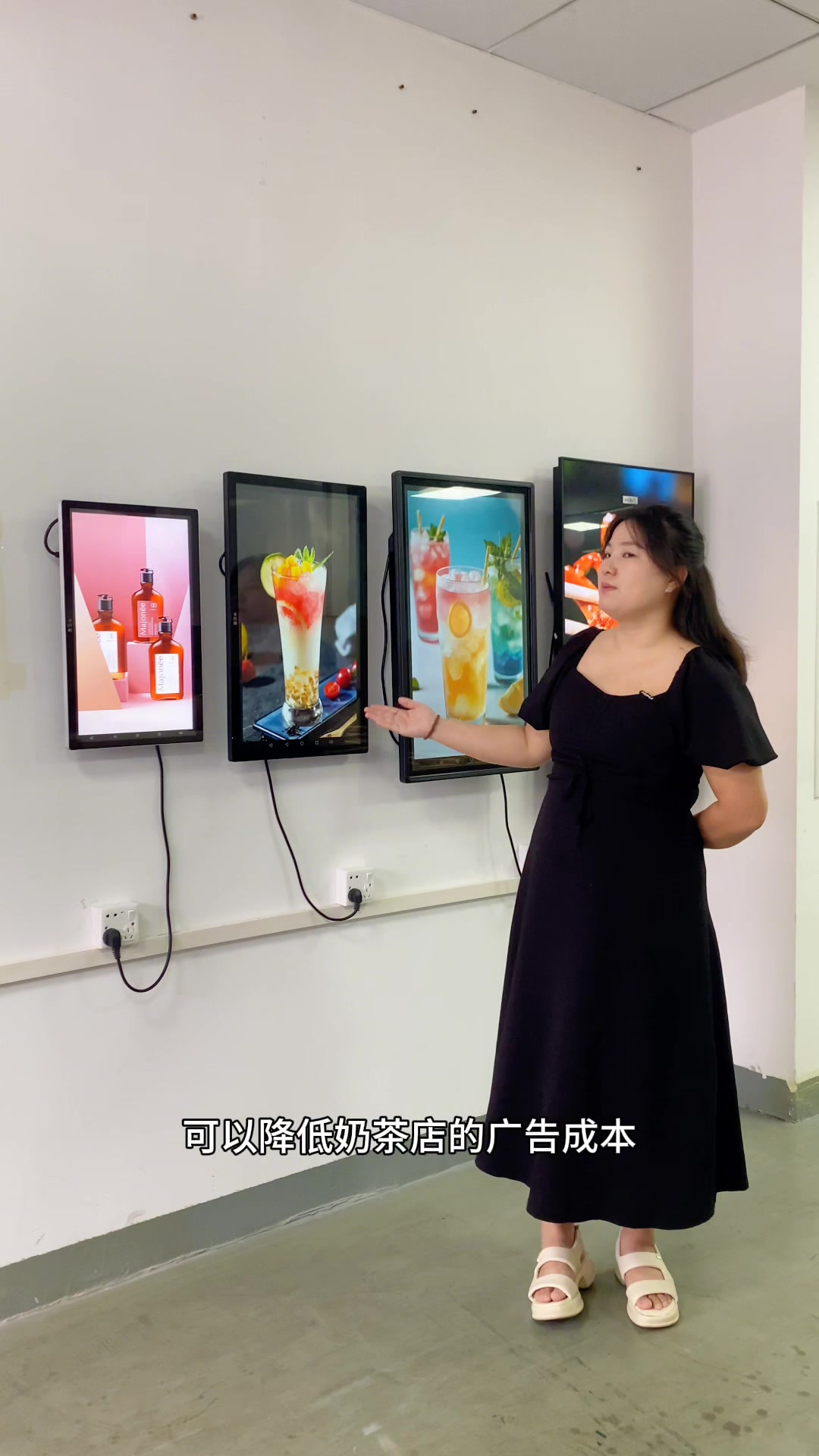 揭秘!为何奶茶店如此钟爱壁挂广告机