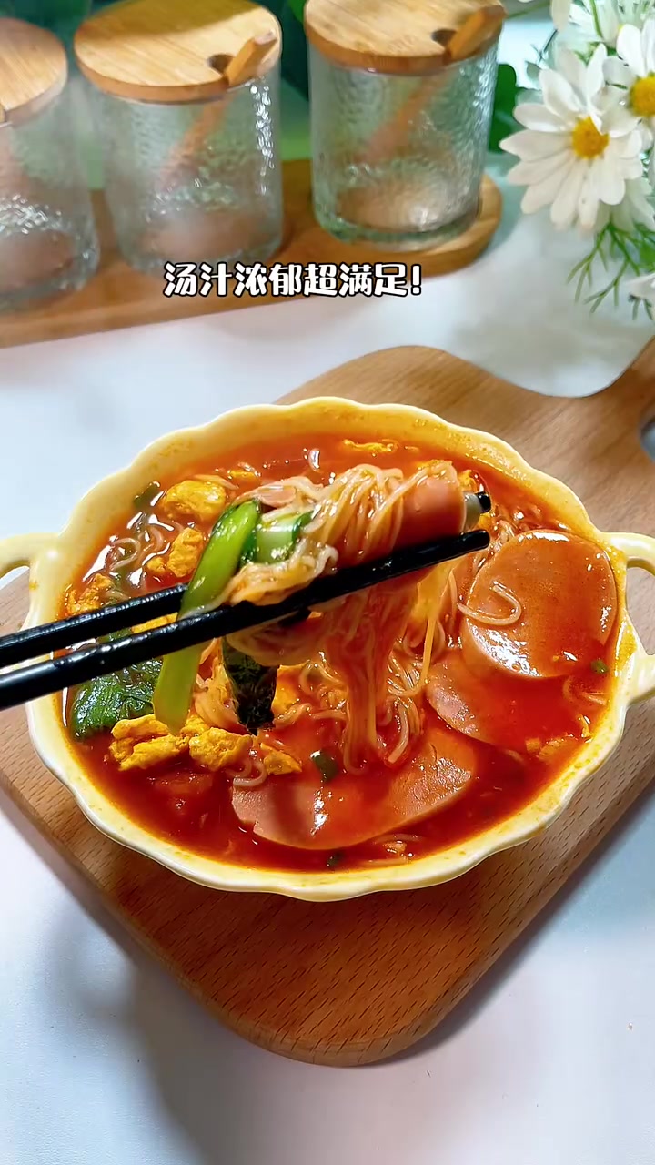 100天不重样的儿童营养餐|番茄鸡蛋火腿面 10分钟就可以搞定番茄鸡蛋火腿面,做一锅和孩子