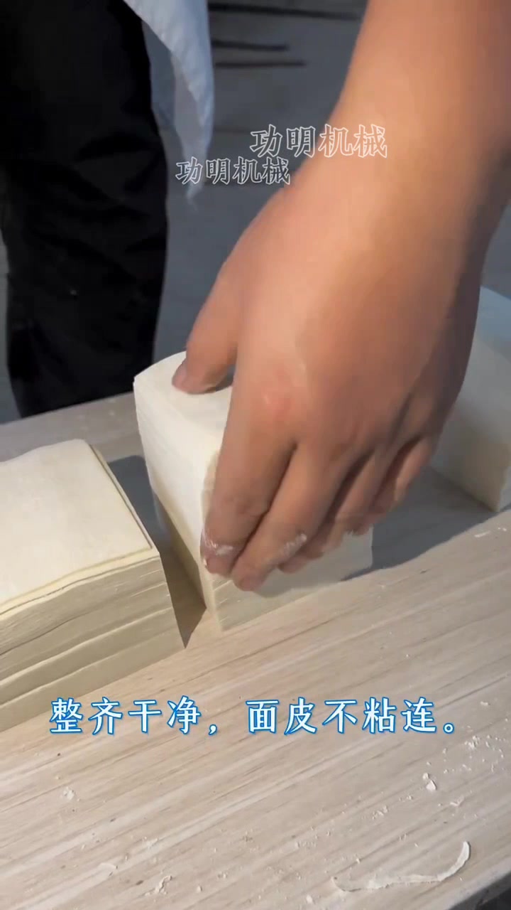(功明机械)小型超薄馄饨皮机,做柔软好包的馄饨皮机