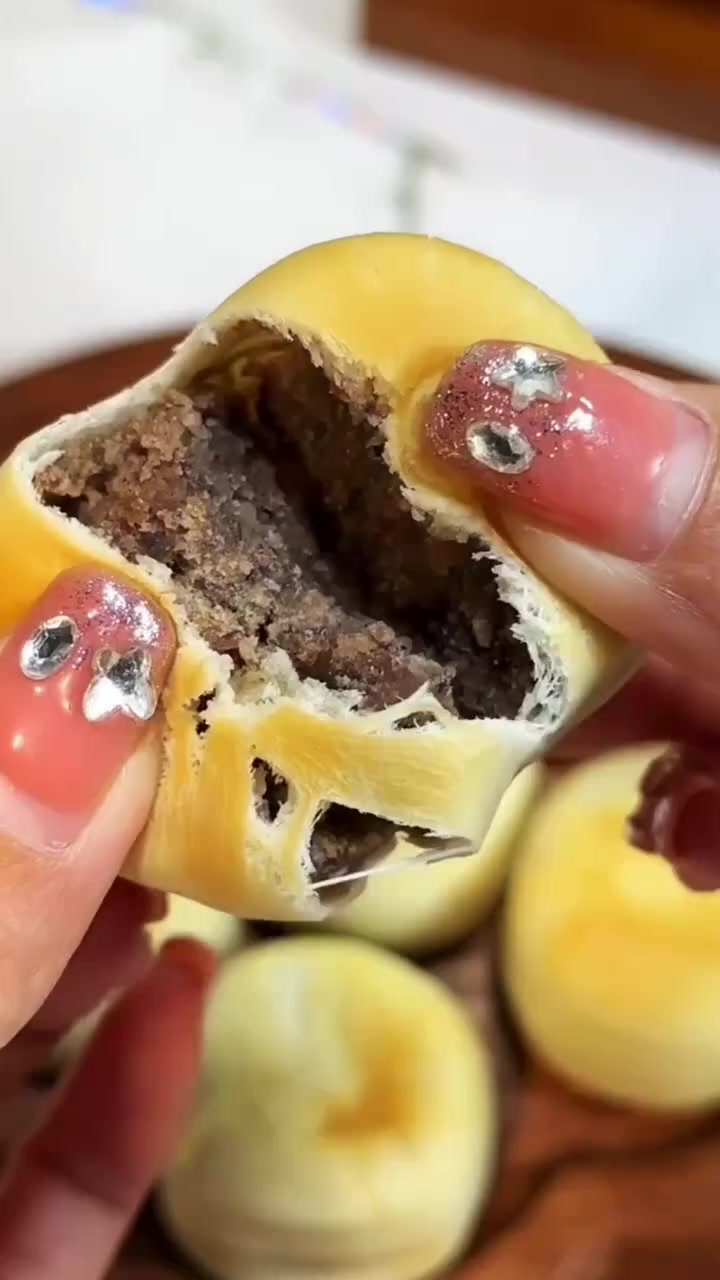 东北早市土豆哥揭秘:早市绿豆饼挑选大法,让你一次买到皮薄馅大的冰皮绿豆饼,绿豆饼和绿豆糕的