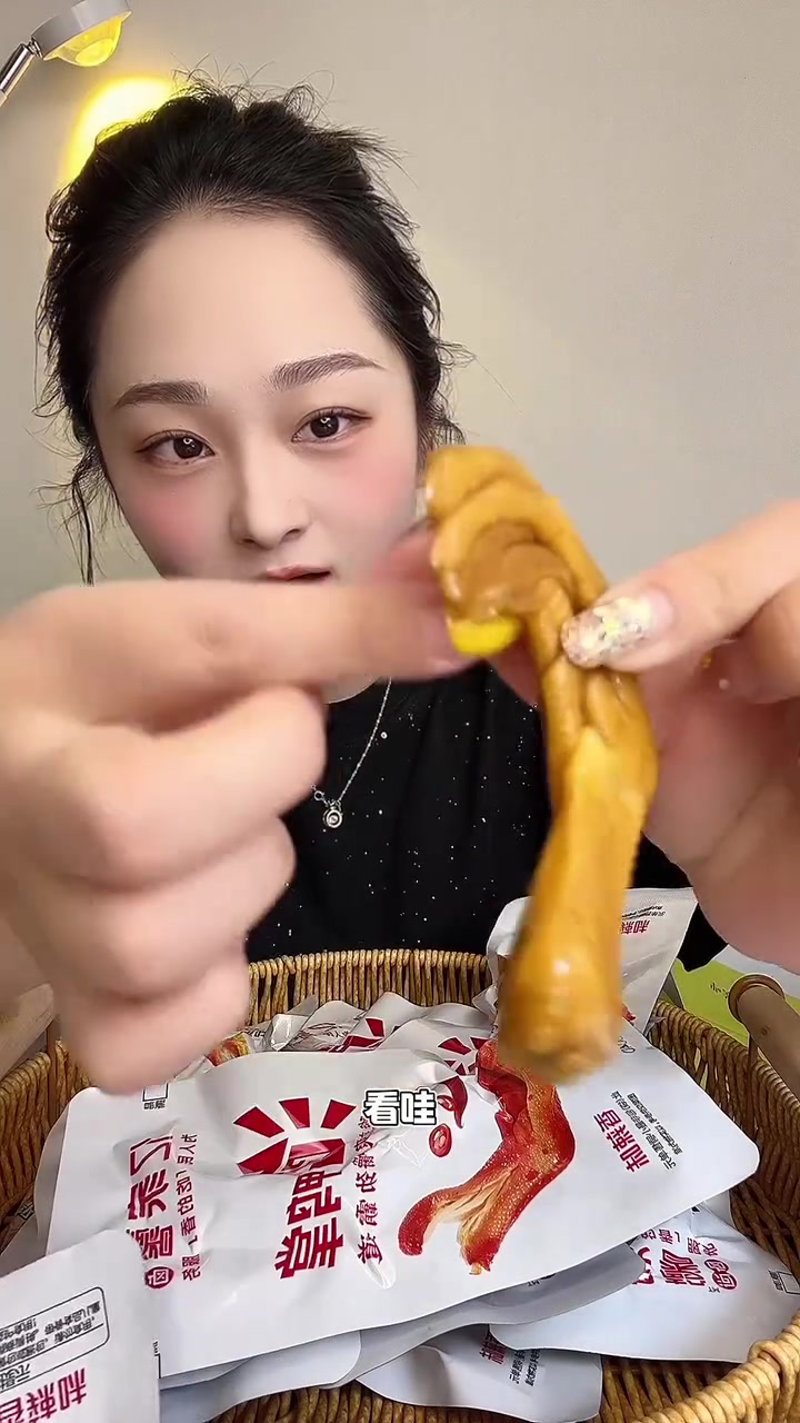 我超级喜欢的一款龙岩泡卤鸭掌,QQ弹弹特别入味,真的非常非常好吃,个大肉厚,现在比之前还划