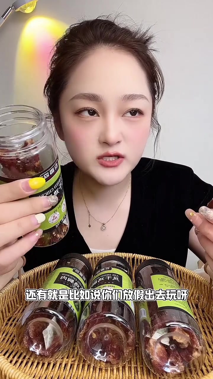 小包装的风干鸡肉条,没尝试的姐妹可以试试哦,品质非常不错,越嚼越香高蛋白低脂肪
