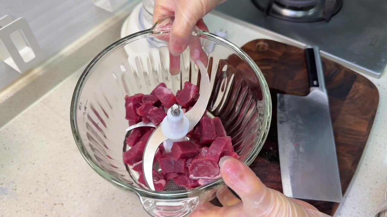 绞肉机绞牛肉想要绞得好,有原因的,一般都是用腿肉或里脊筋膜比较少的,不能用牛腩或牛毽子