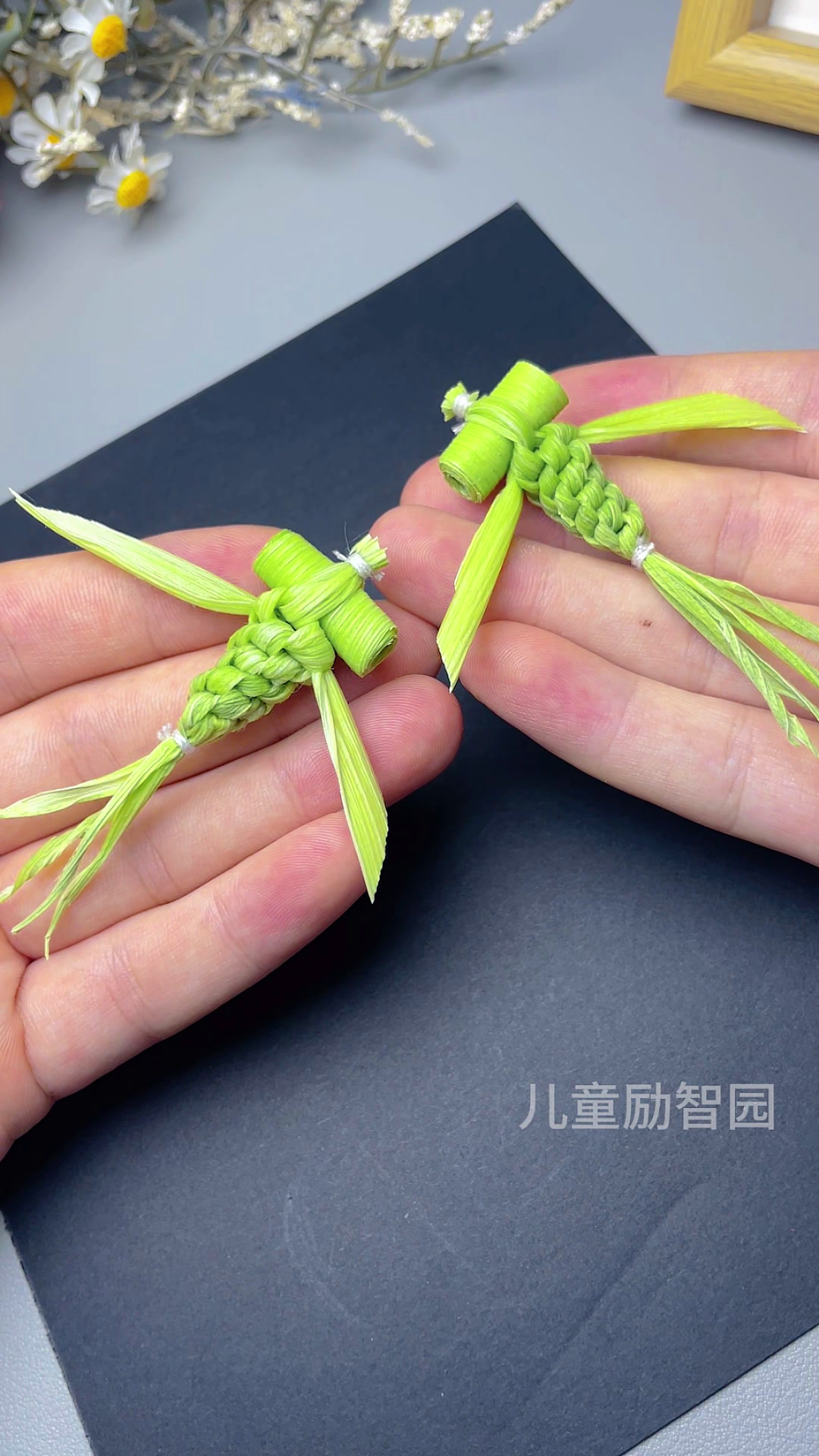 用玉米皮编一条小金鱼