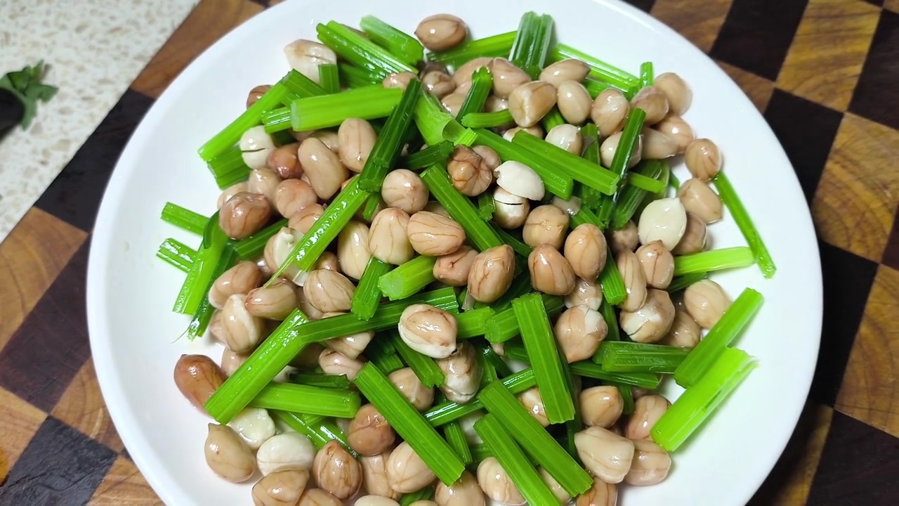 适合夏天吃的一道小凉菜——芹菜拌花生米