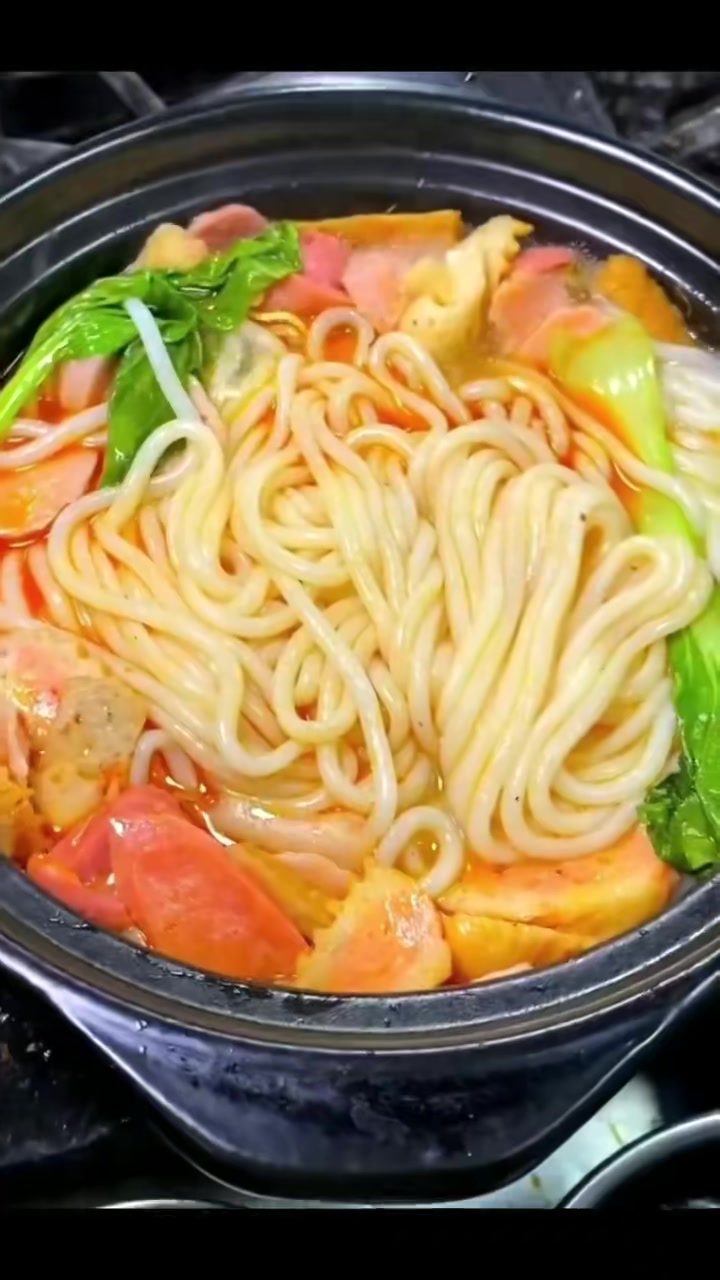 砂锅米线,爽滑弹牙,各种荤素菜任意搭配