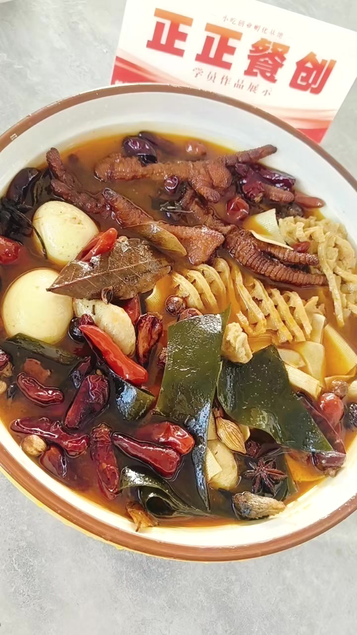 大锅菜,卤味鲜香,荤素菜皆可卤制,搭配板面,米线,饼类均可