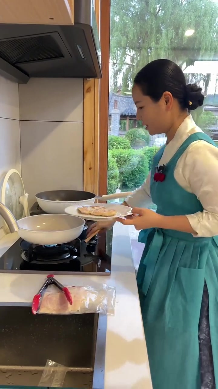 今天换换口味做个超简单的鸡排饭,真的很香