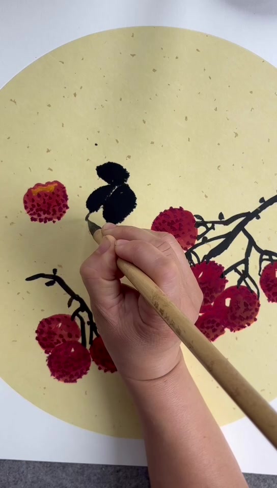 国画启蒙课程:荔枝和小鸡的画法