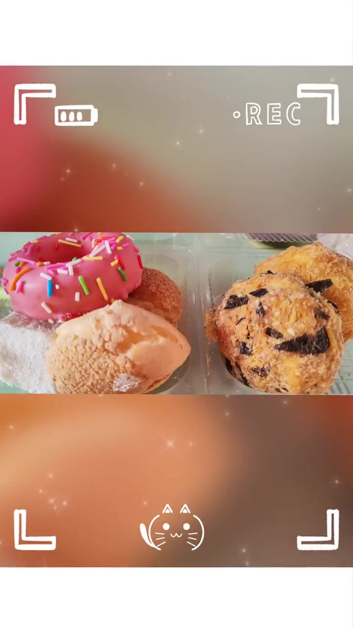 今日份下午茶  点的外卖哈～这个组合真不错,有我喜欢的肉松小贝,两个口味～有我喜欢的泡芙,