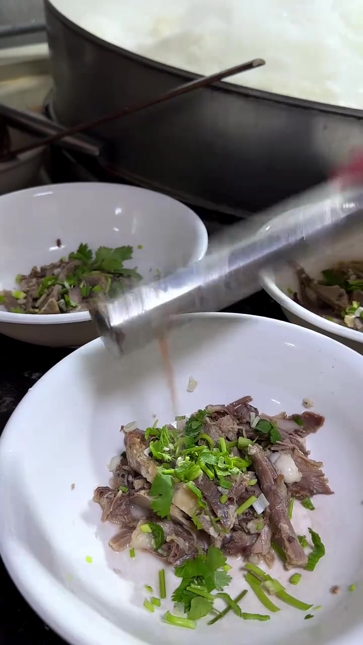 单县羊肉汤就是入口香,回味长,再配着小白饼,味道真绝啦 我的乡村生活 家乡美食