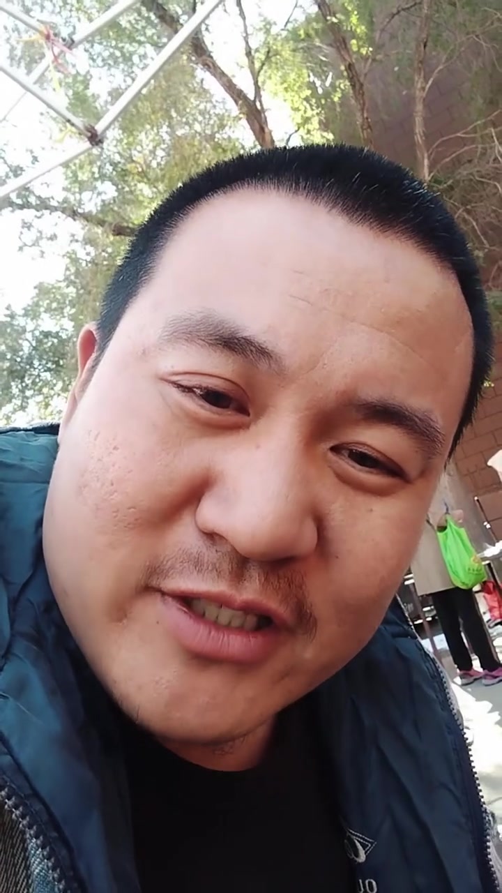 东北早市土豆哥揭秘:早市大葱挑选大法,让你一次买到可以放一冬天的大葱,避免踩坑!鸡腿葱,铁