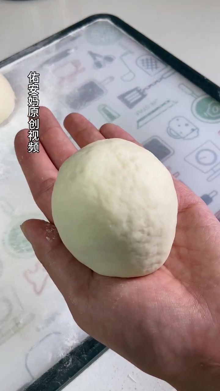 今天又做了吃一次,都爱上了铁锅大馒头,底皮酥脆,内里蓬松暄软,简单又美味小时候的味道下次蒸