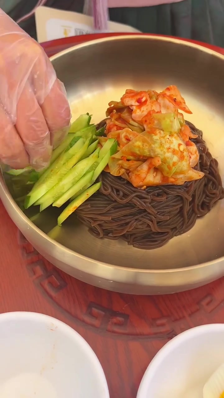 在家就可以吃到地道的延吉冷面了!牛肉汤的汤汁味道浓厚、荞麦面Q弹筋道,加上一大块冰块,也太