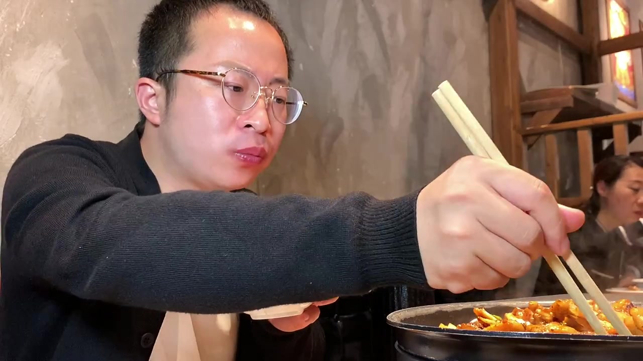 今天来万象城吃一个贼啦好吃,贼啦上头的牛蛙!