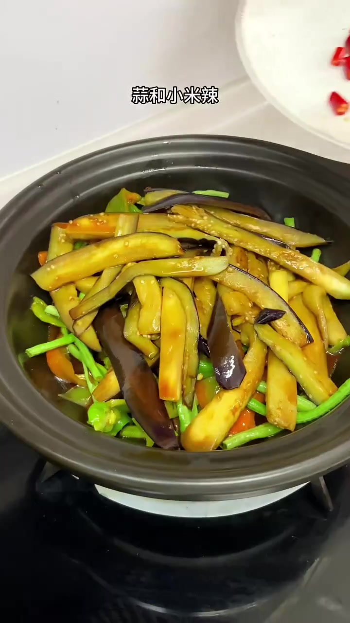 夏天正是吃豆角 辣椒 茄子的时候,只要家里有豆角茄子就能做非常好吃的下饭菜。你们一定要试试