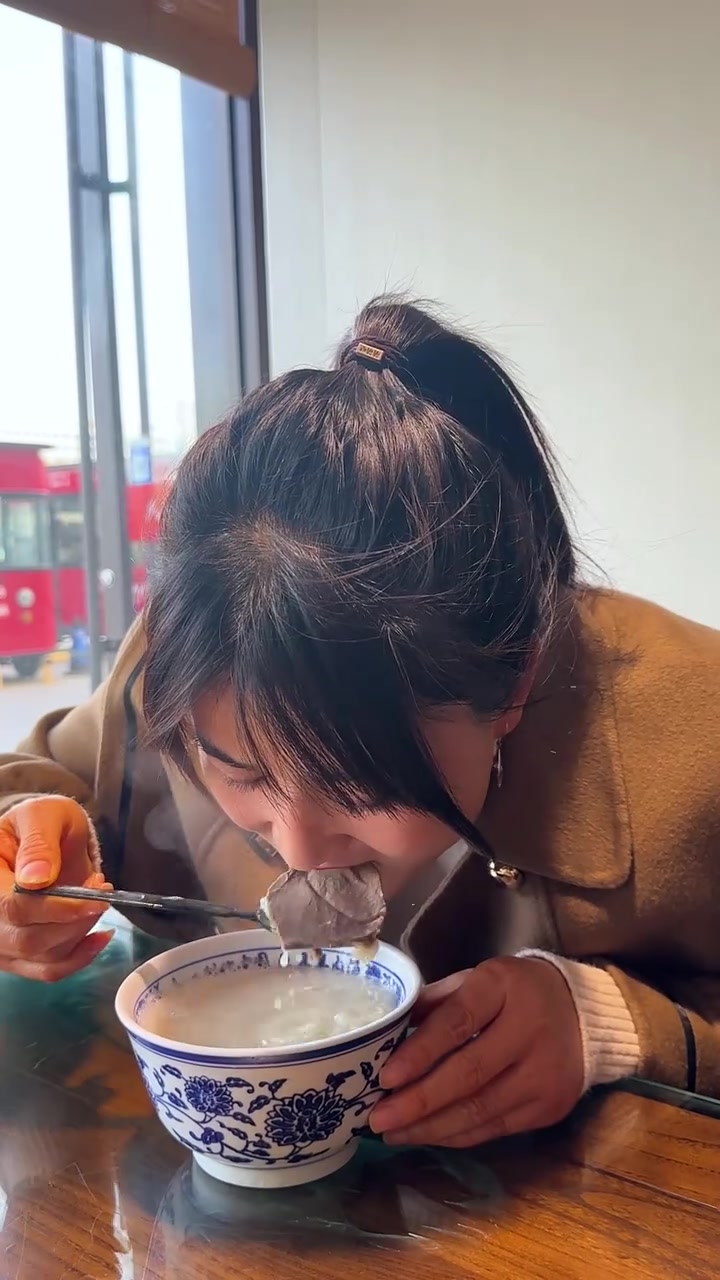 老家人都说刚熬出来的汤好喝,所以我们赶大清早去喝头一锅羊肉汤 我的乡村生活 家乡美食