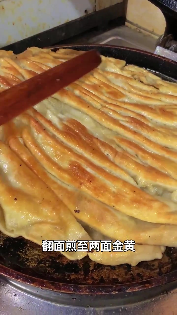 酱香饼商用配方教程:高筋面粉500克,盐10克,10克白糖,搅匀加入300克温水,和成偏软