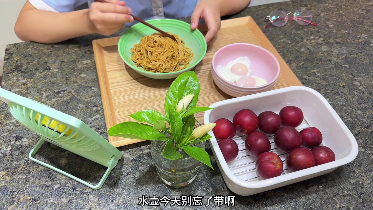 女儿的早餐:葱油拌面和鸡蛋