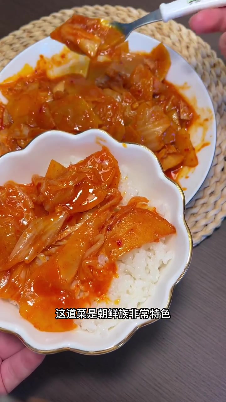 辣白菜土豆片拌饭真是香啊,如果有五花肉放点五花肉更好了