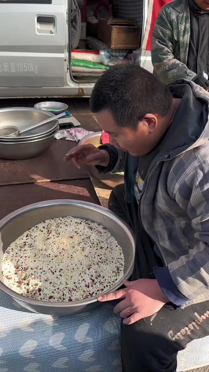 东北早市土豆哥揭秘:早市腊八粥米挑选大法,让你一次买到醇香气息的腊八粥米,避免踩坑!正宗腊