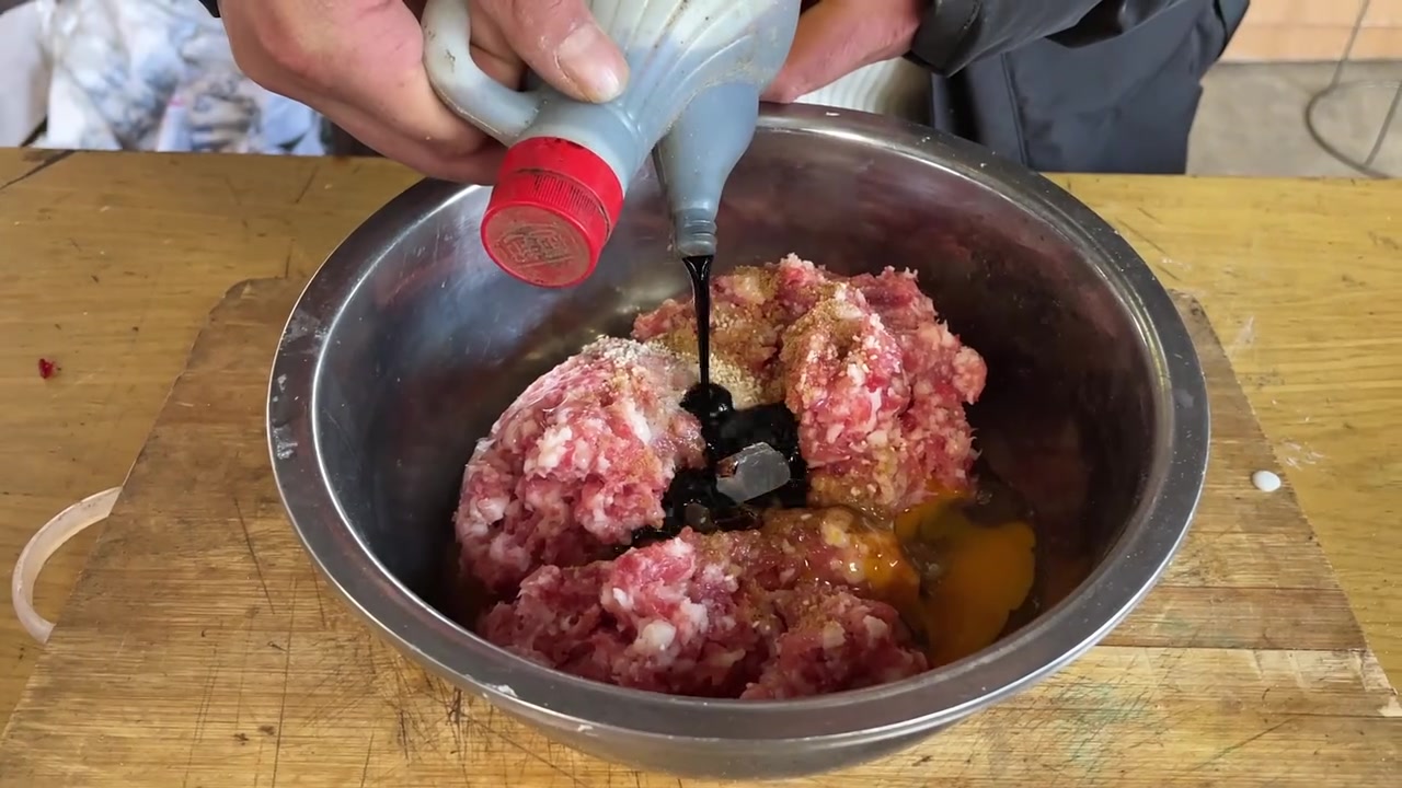 猪头放进蒸锅里出锅瞬间变美食  跟着学做菜