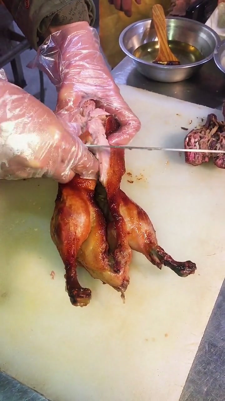 果木烤鸭,又称为北京烤鸭,过目烤鸭为挂炉烤鸭,过目烤鸭是北京名食,它色的红艳肉质细腻,味道