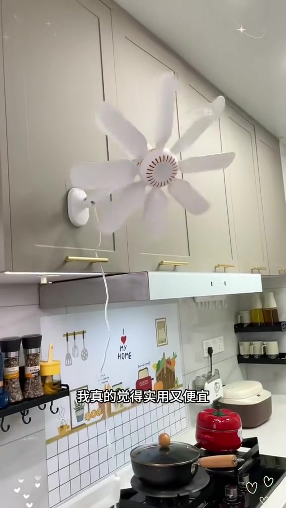 夏天来了,每天在厨房做饭好热呀!厨房小放个风扇又放不下,这个壁挂式风扇太合适了,不占空间还