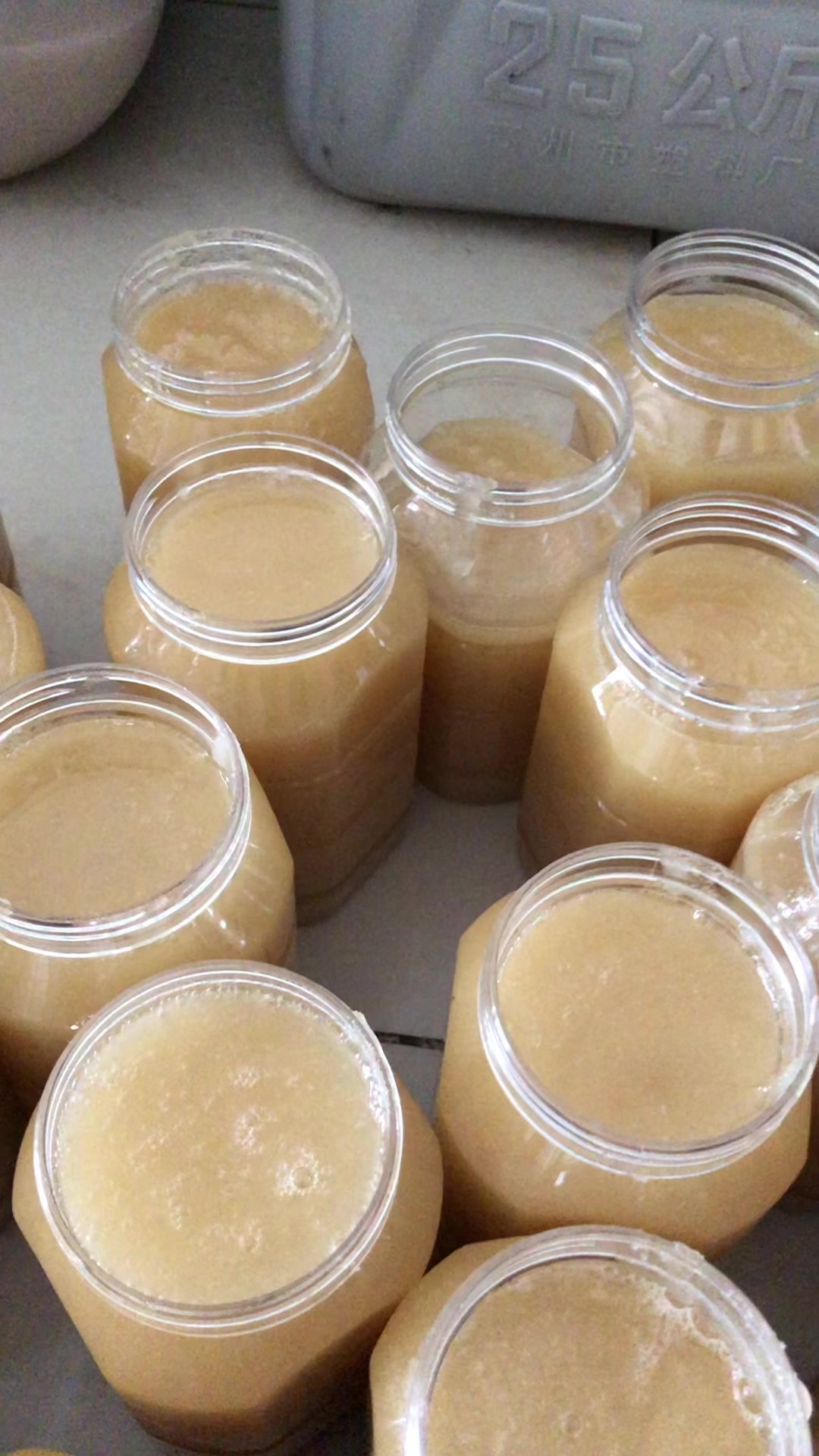 鸭脚木冬蜜都是野生蜂蜜其一是我们广东中蜂采的蜜其二鸭脚木野生