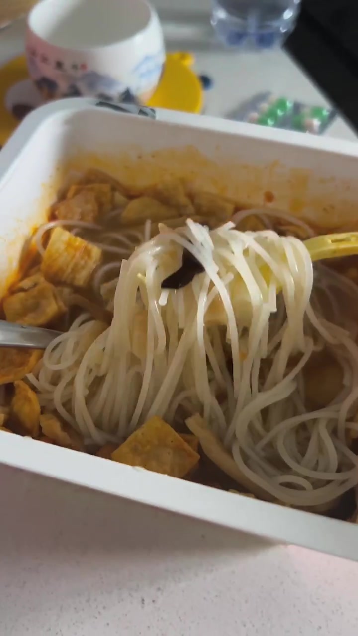 小时候吃的糖太多了,牙口不太好……现在只能吃点劝和的,嘴里太苦了,正好我买的这个卷味螺蛳粉