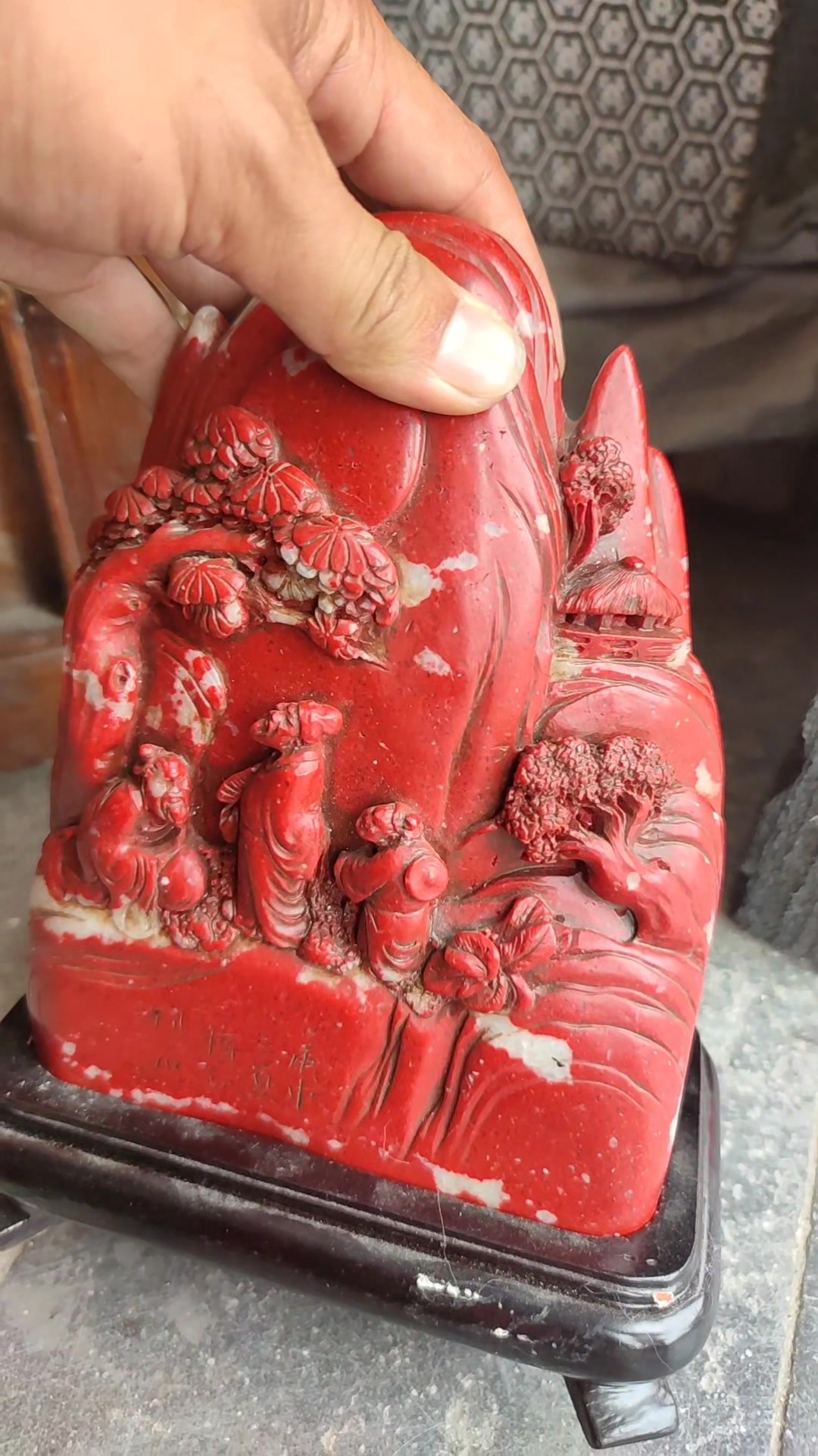 长多年的鸡血石