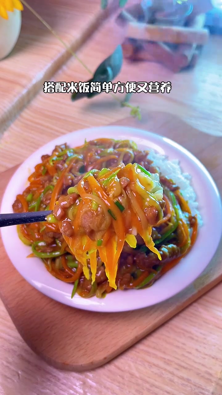 100天不重样的儿童营养餐|西葫芦炒牛肉 牛肉软嫩不柴,搭配西葫芦鲜香入味,肉菜一锅出简单