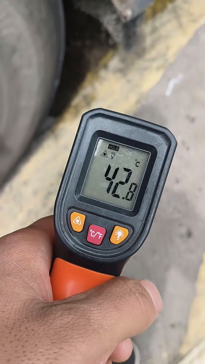 需要测温枪到小黄车去拍,轮胎温度行驶中高于环境温度30度左右。70度以上很容易爆胎