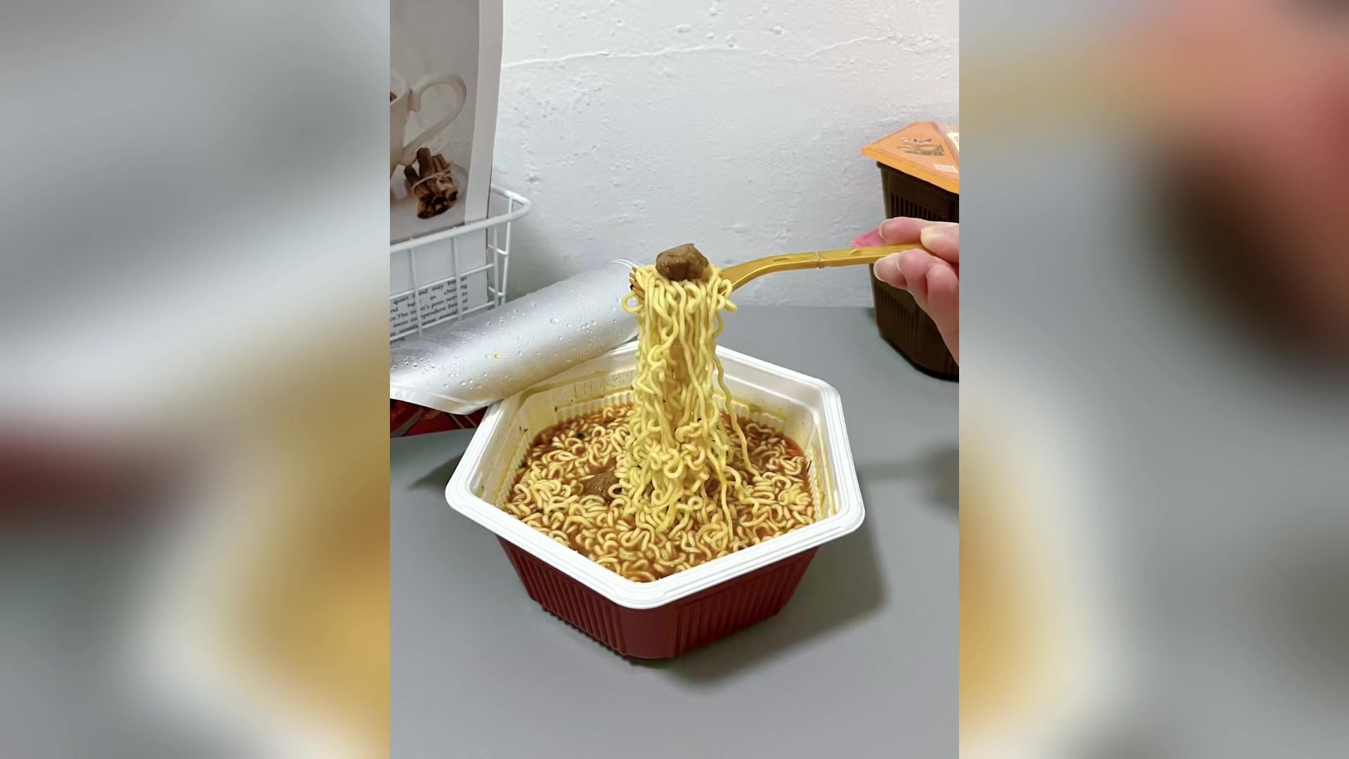 一起来享受美味的康师傅御品盛宴牛肉面吧
