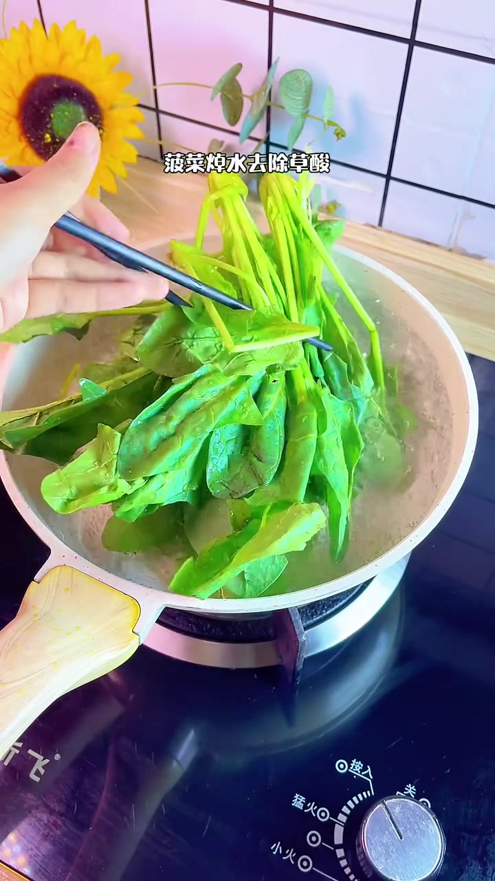 100天不重样的儿童营养餐|菠菜牛肉盖饭 平时可以多给孩子吃菠菜和牛肉,这样做出来的牛肉鲜