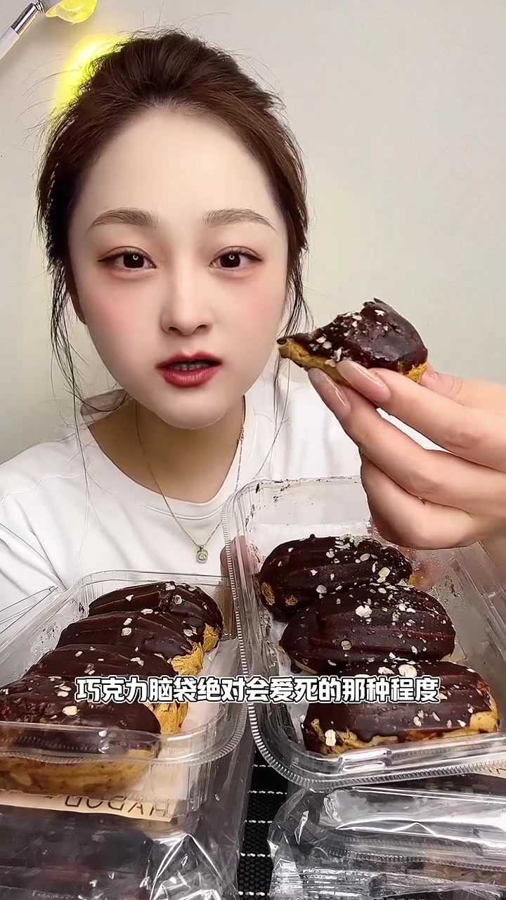 0添加,配料表特别干净,喜欢巧克力的宝子闭眼入,真的很好吃泡芙绵软巧克力很丝滑