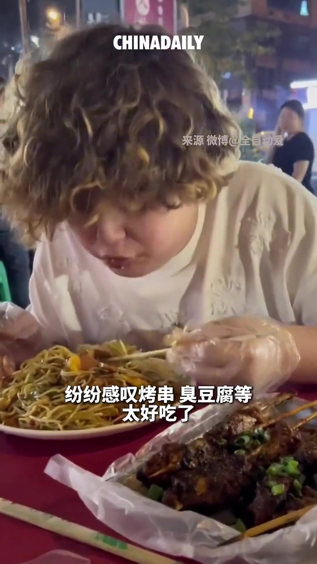 外国人被中国宵夜征服:“我要搬来中国住”!