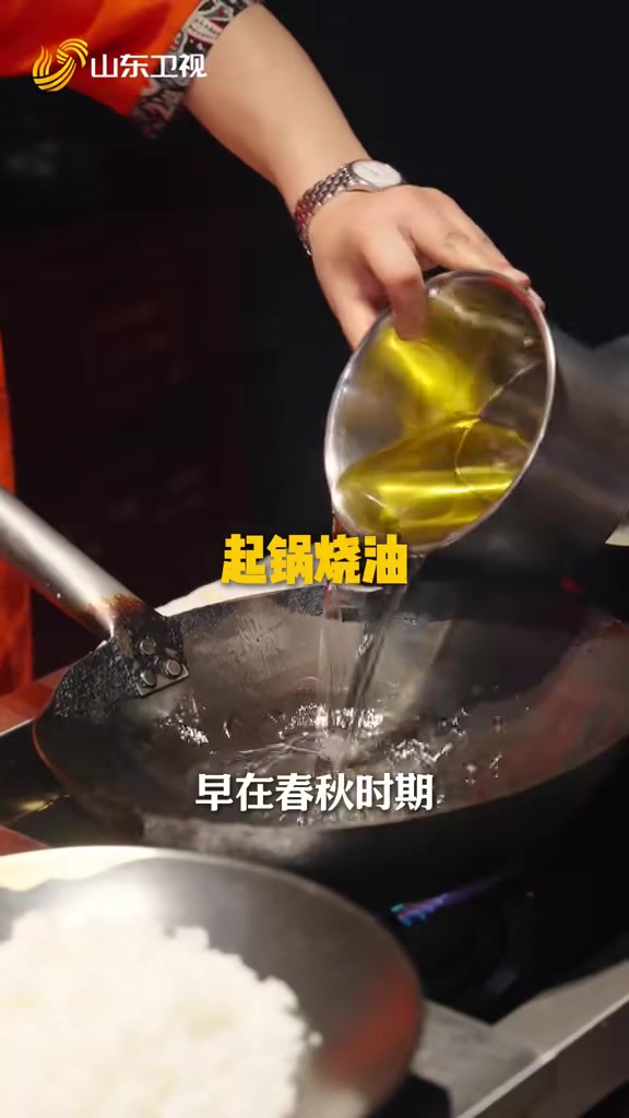 是什么食物让行进团做出如此反应?原来江苏省级非遗——扬州炒饭!它的历史可以追溯到隋朝,配料