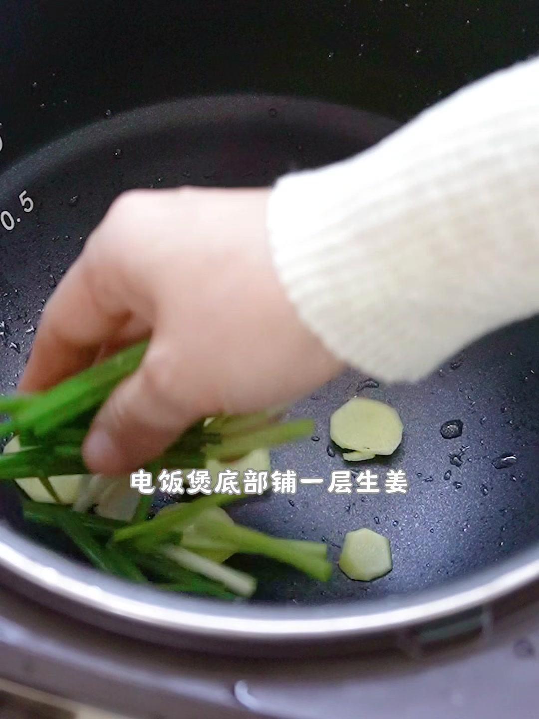 3步搞定,连鸡胸肉都嫩到爆的电饭煲葱油鸡!