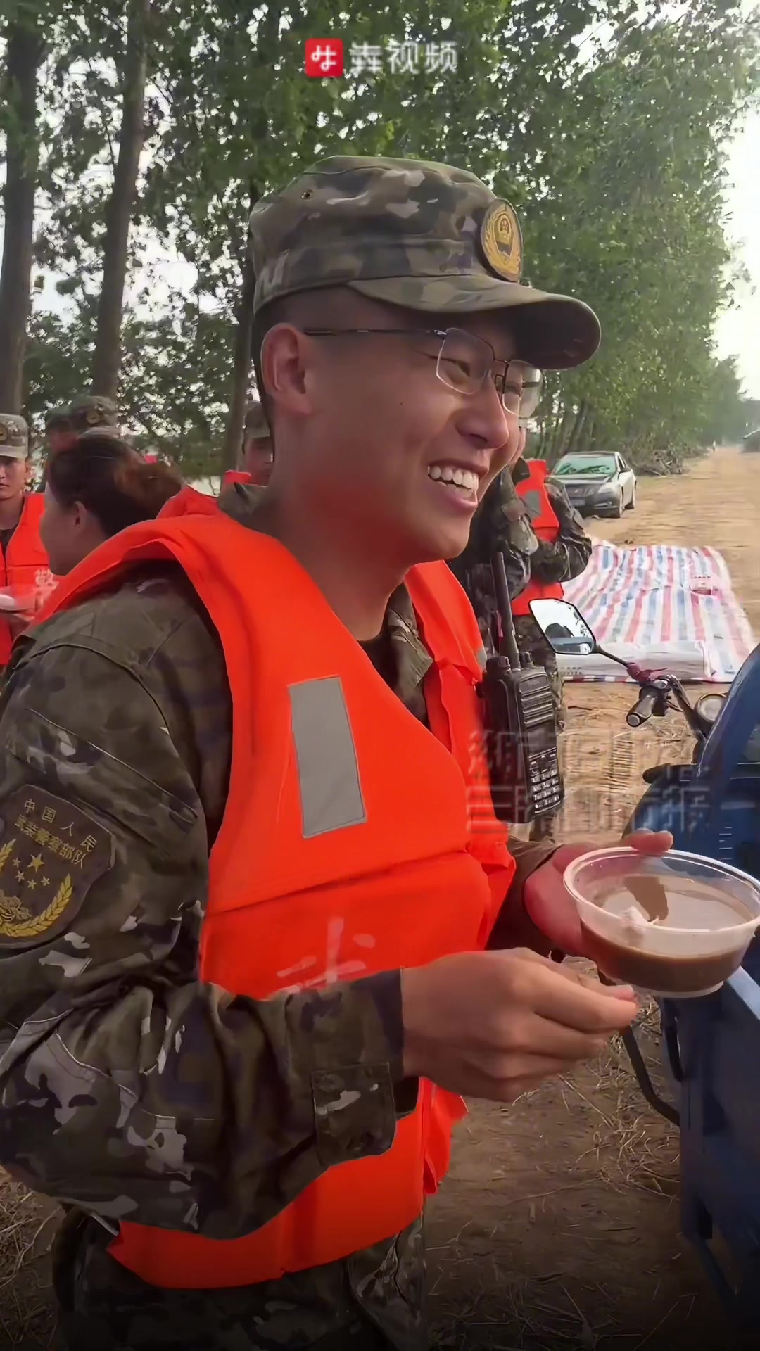 现场直击|乡亲送来绿豆粥,看着小战士忍不住落泪