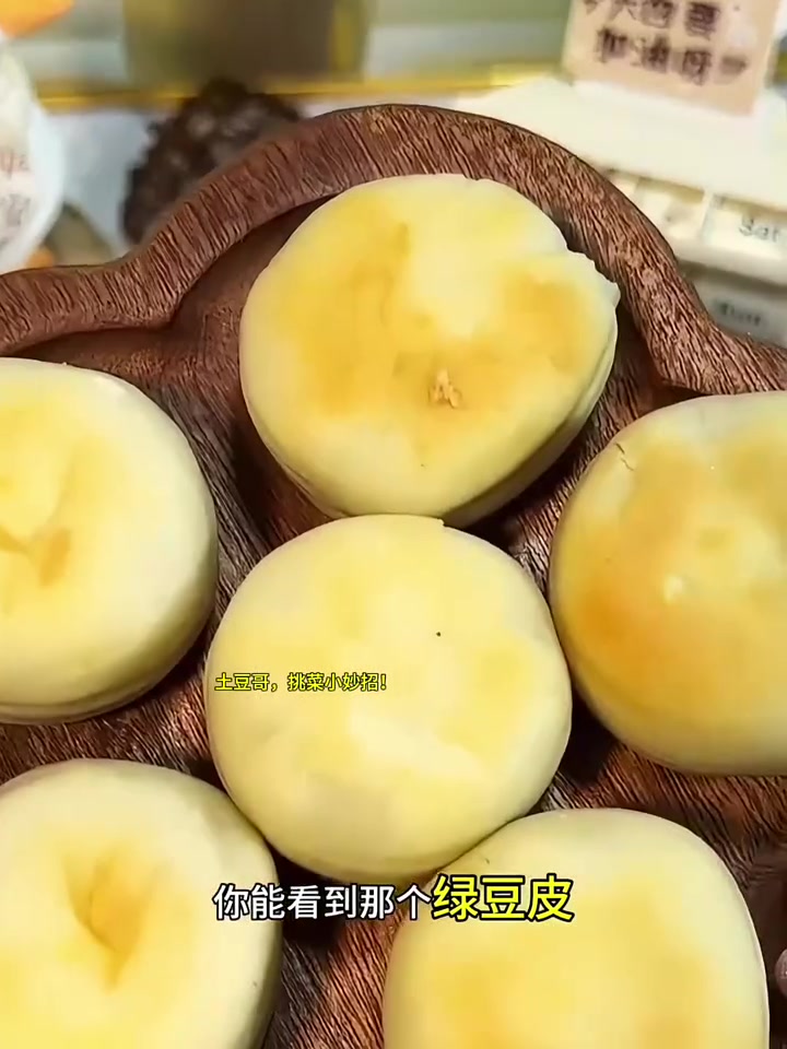 东北早市土豆哥揭秘:早市绿豆饼挑选大法,让你一次买到皮薄馅大的冰皮绿豆饼,绿豆饼怎么挑?避