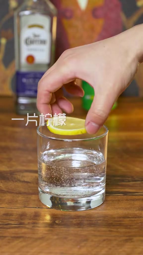 家庭调酒丨龙舌兰炸弹 非常狂野的一杯酒,摔它就完事了!材料:龙舌兰45ml 雪碧随意 一小