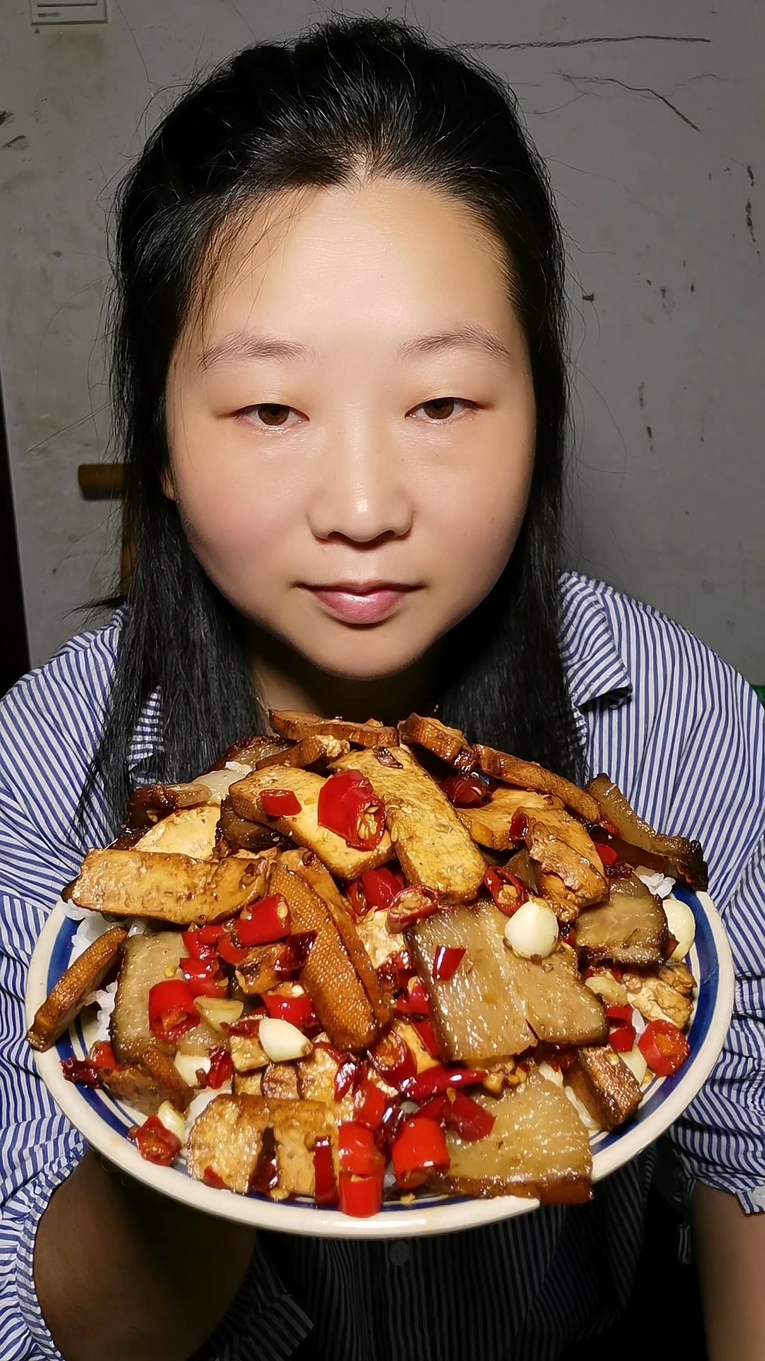 开饭啦,今天有攸县香干炒腊肉,香喷喷吃过瘾。