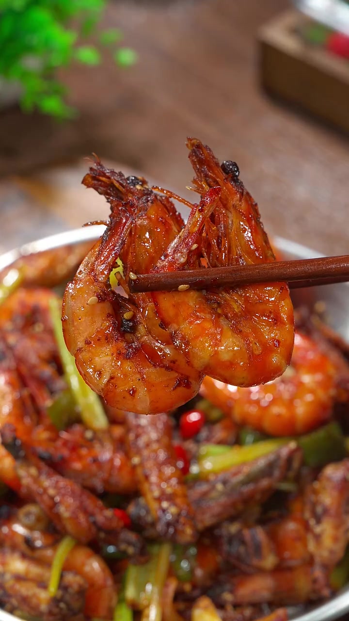 做法超简单的鸡翅干锅虾,以后想吃自己在家做香香辣辣的,一上桌大人小孩都抢着吃